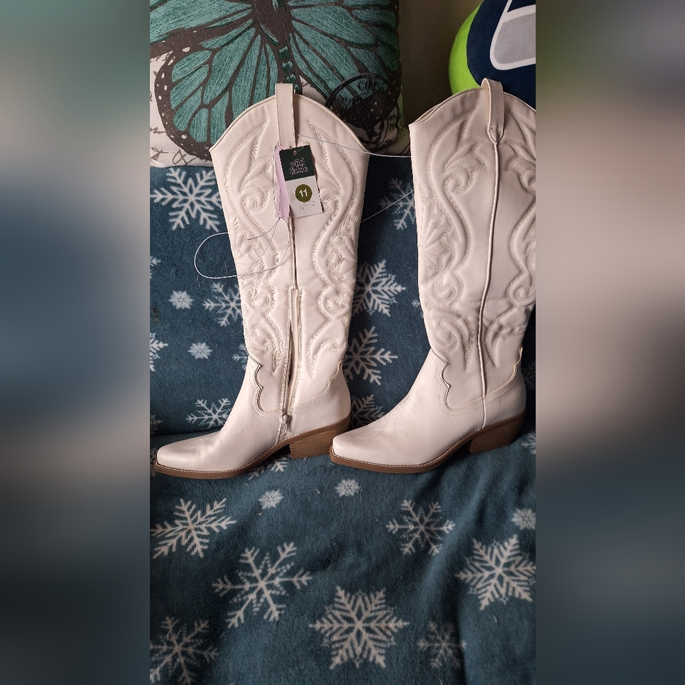 White Embroidered Women's Cowboy Boots
